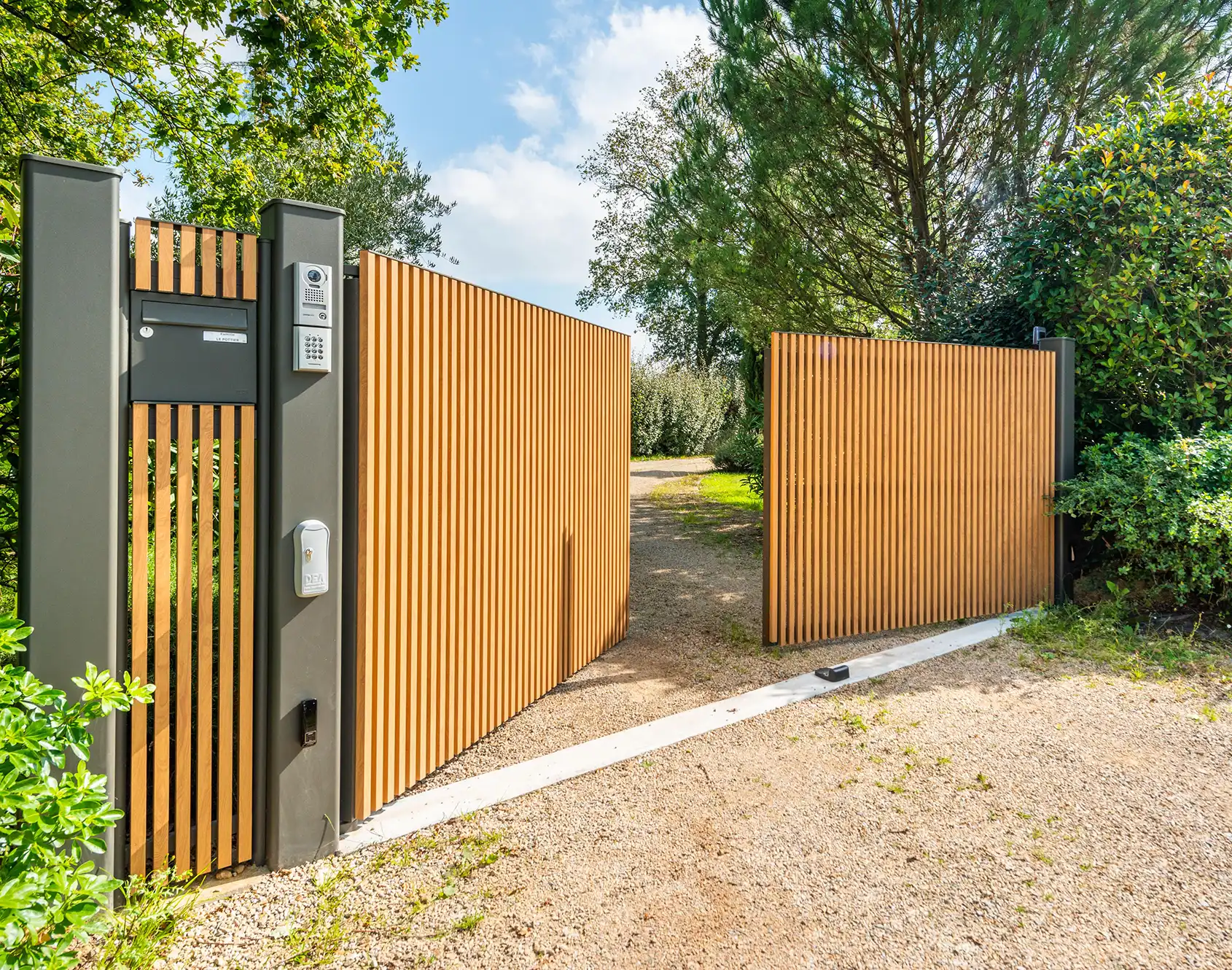 Portail aluminium Gané — Portail apuré