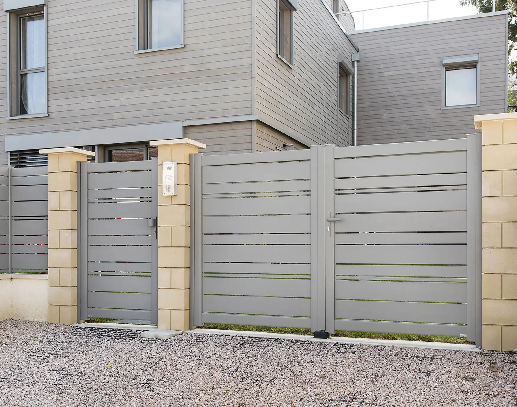Portail aluminium Spas — Portail apuré