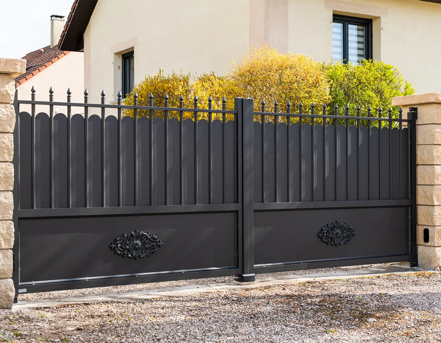 Portail aluminium Pont-Aven — Portail traditionnel