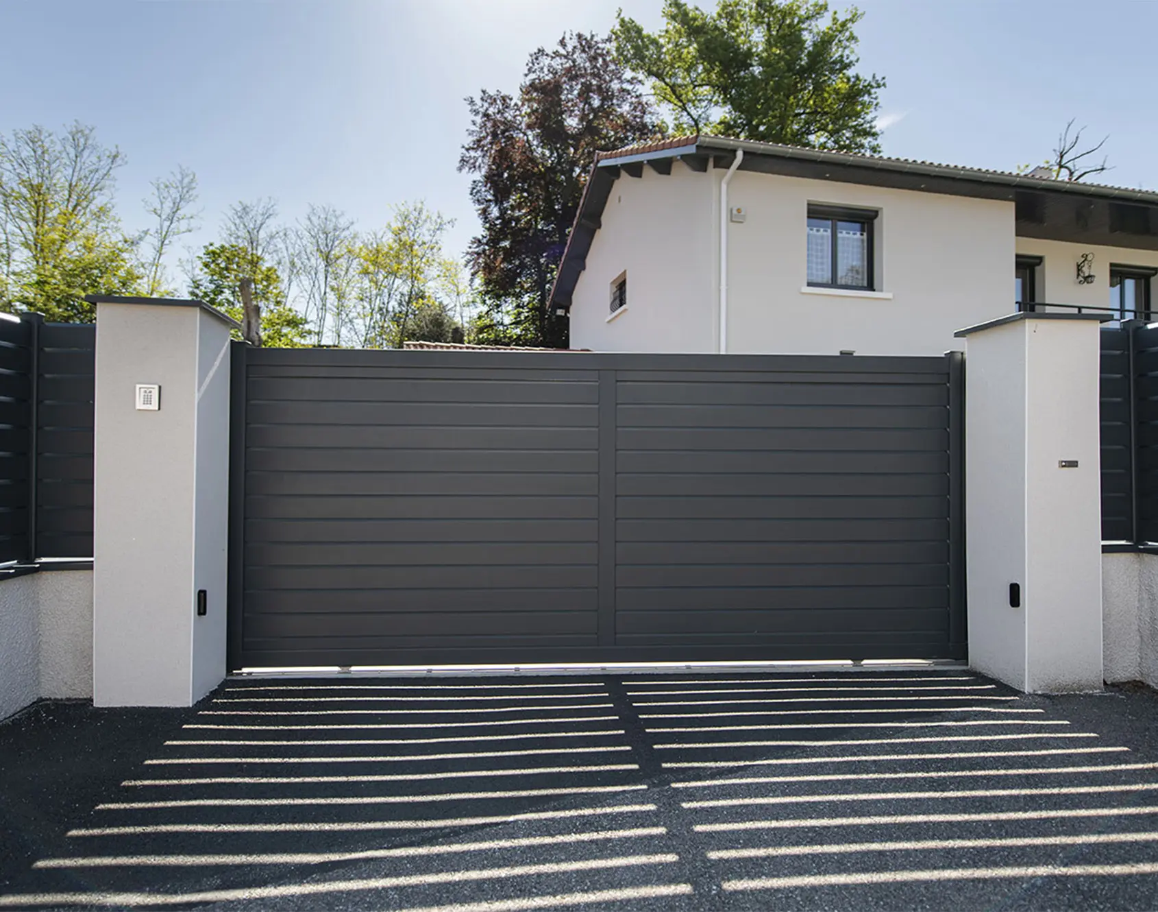 Portail aluminium Portail coulissant anthracite — Portail coulissant
