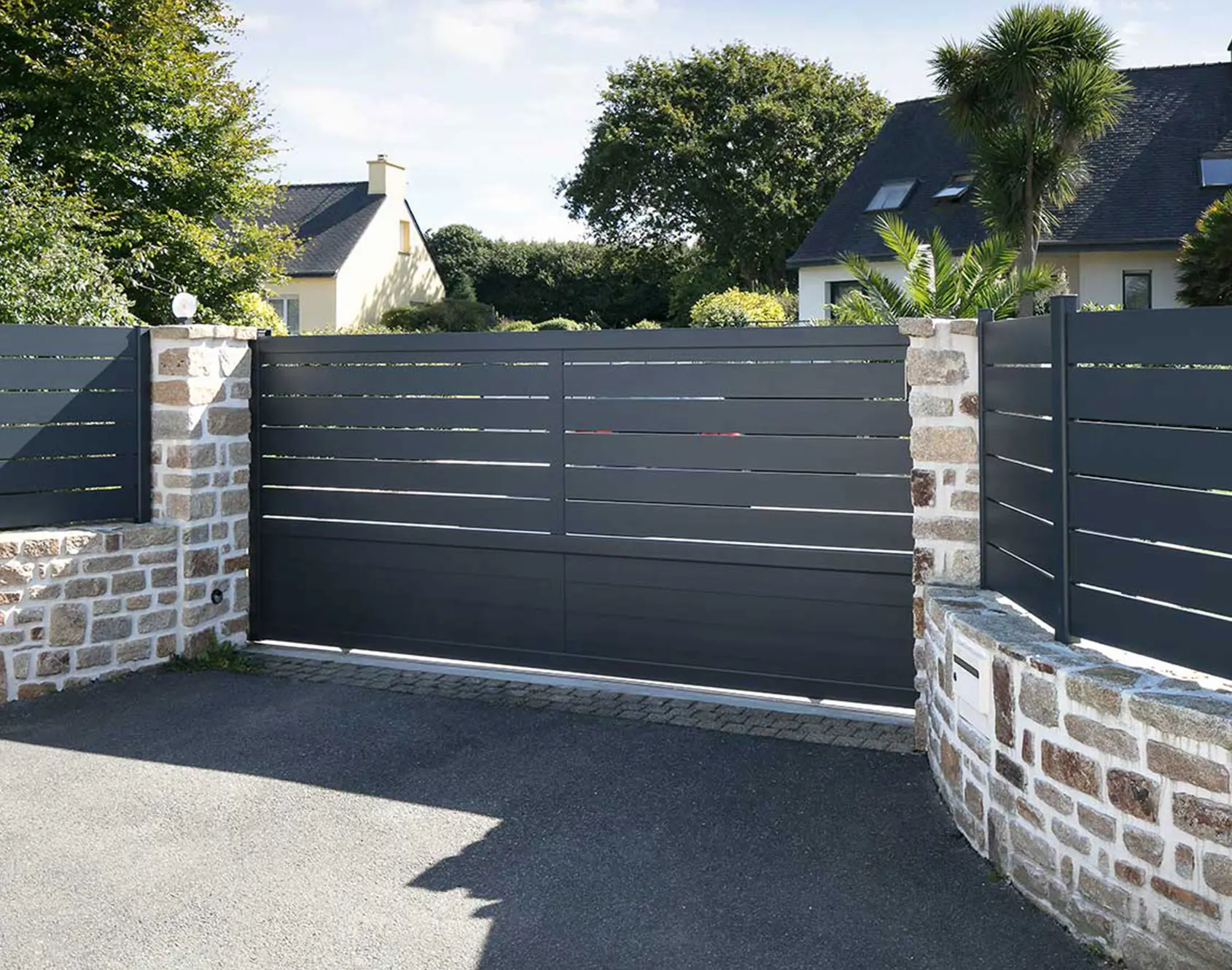 Portail aluminium Agalon — Portail semi-plein
