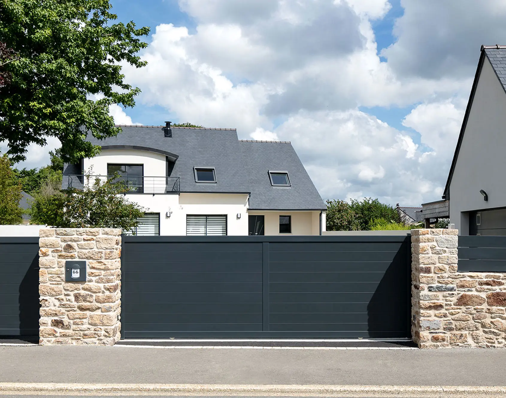 Portail aluminium Anaé — Portail plein
